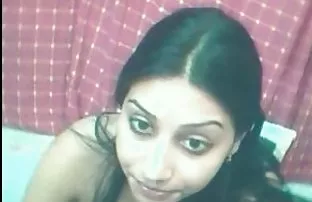 XXX બે યુવાન પ્રેમીઓ પ્રેમથી fucked બેડ પર