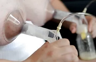 XXX પુખ્ત Fucks યુવાન વ્યક્તિ પર કેમેરા