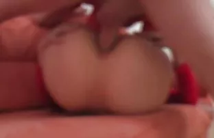 XXX સોનેરી jerks બંધ અને cums સોફા પર