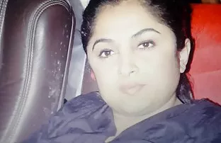 XXX સમય ન હોય શૌચાલય પર અને peeing ટબ માં તેમને હેઠળ