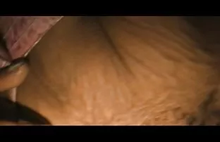 XXX સુંદર છોકરી cums પર બે Dicks