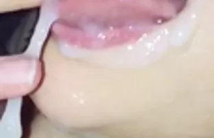 XXX ડ્યૂડ Fucks એક યુવાન પાયોનિયર અને સમૃદ્ધપણે cums તેના મોં માં