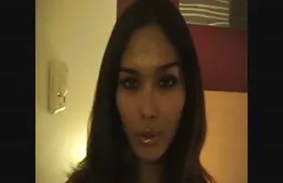 XXX નગ્ન છોકરી Masturbates phallus