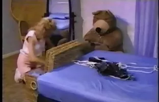 XXX ત્રણ લેસ્બિયન્સ કુશળતાપૂર્વક fucked સાથે આવરણવાળા ઑન્સ અને falloon