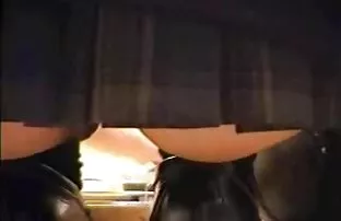 XXX આ છોકરી લાંબા વાળ સાથે sucks તાજ