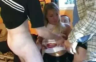 XXX મોટા બોબલા વાળી મહિલા છોકરી rubs આંગળીઓ ભોસ ચુત