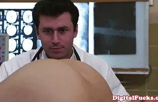 XXX શક્તિશાળી કાળા માણસ Fucks બે રશિયન coeds ફુવારો