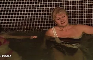 XXX પ્રાંતીય હસ્તમૈથુનનો pussy સાથે એક મીણબત્તી